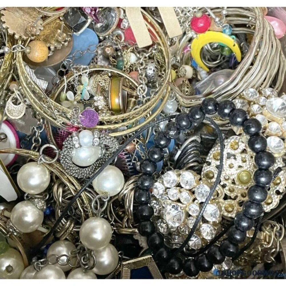 2 LB Jewelry Bundle – Vintage to Modern Grab Bag – Wearable Estate Jewelry - Picture 7 of 11